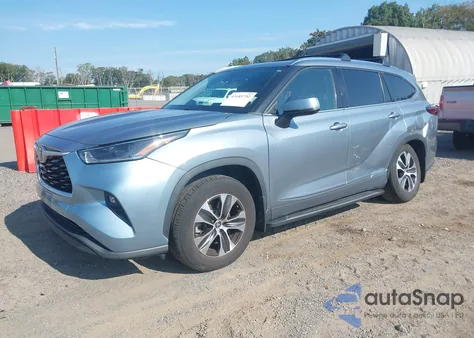 2021 Toyota Highlander Xle z USA, uszkodzony, nr VIN 5TDGZRBH2MS072445